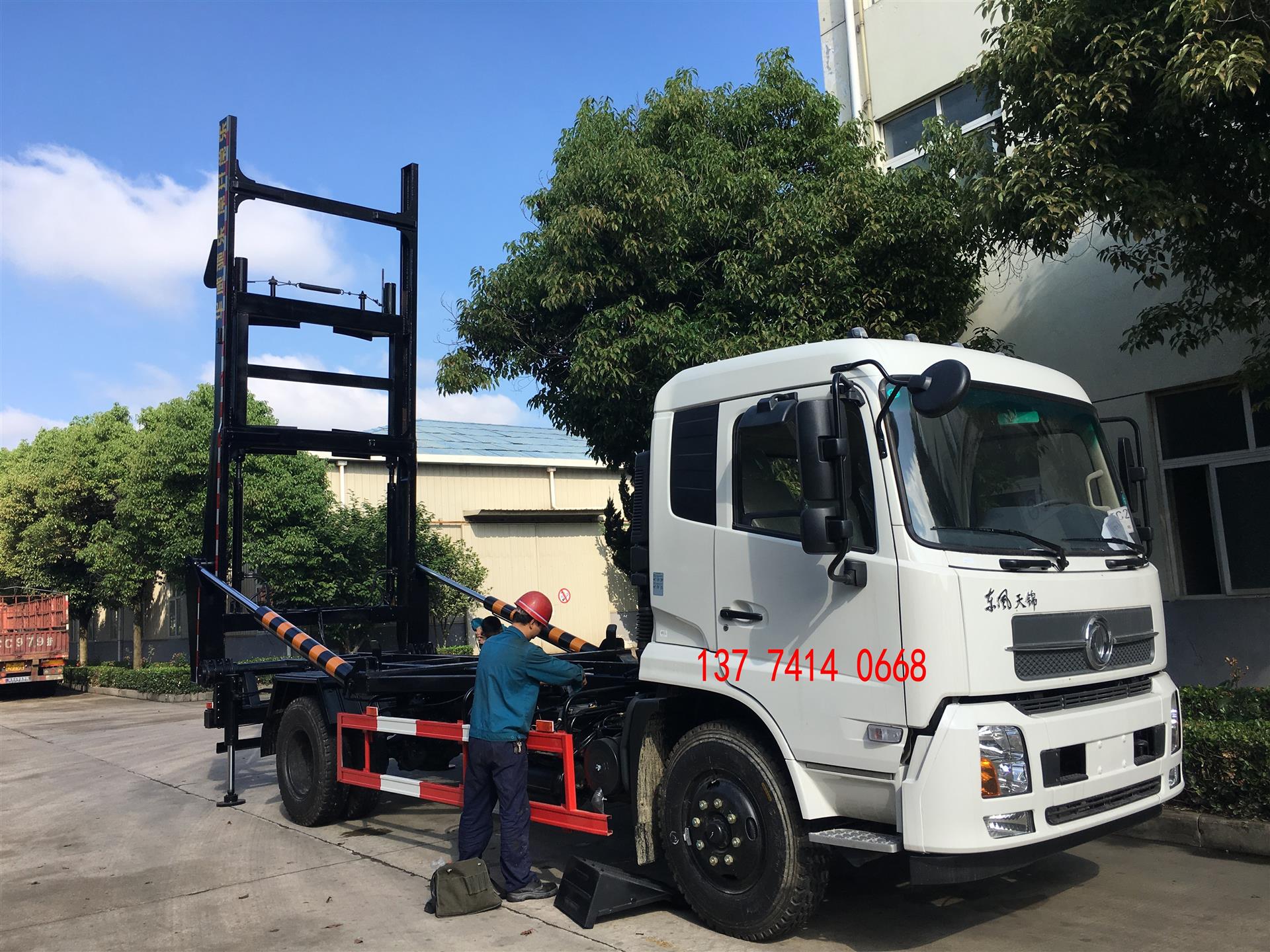 東風(fēng)天錦背罐車(chē)現(xiàn)貨供應(yīng)，水泥車(chē)專(zhuān)業(yè)解決方案，分期付款更便捷