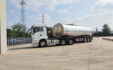 38噸鮮奶啟程記 四川半掛罐車(chē)現(xiàn)場(chǎng)直擊
