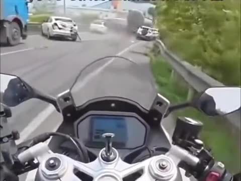 突發(fā) 貨車(chē)避讓油罐車(chē)，背后的原因讓人深思